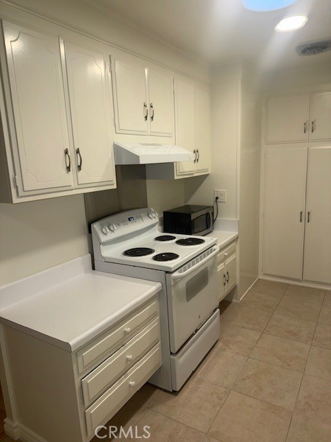 2210 Via Mariposa E C