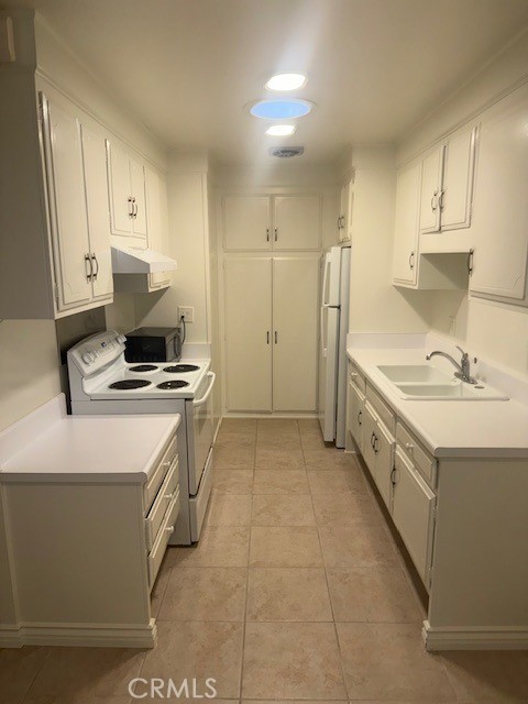 2210 Via Mariposa E C