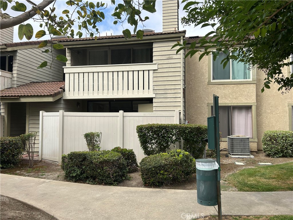 Adorable and private condo in Philliphs Ranch. The charming property features 3 bedrooms, 2 bathrooms. Inside laundry in the patio. Well Maintained community with pools and spas. Walking to shopping center and supermarket. Easy connect to freeway 60 & 71