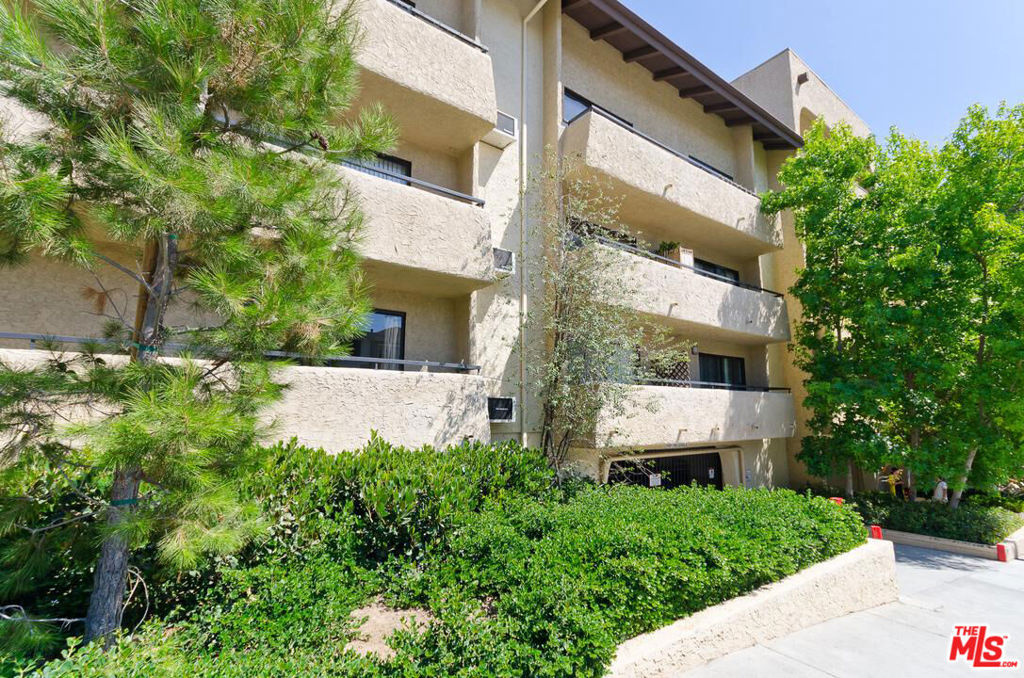Fantastic, two bedroom condo for lease in the highly coveted Club CA building. Unit is minutes from UCLA, Medical School and the heart of Westwood. A truly great unit that features granite counters, brand new plush carpeting, designer finished bathrooms, AC, stainless steel appliances and custom cabinetry. Complex offers a newly updated fitness center, rec room, resort-style pool and BBQ area. Complex also features an onsite manager.