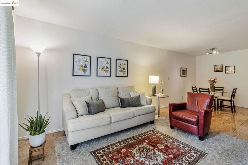 listing image 130722598483673889852