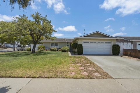 Photo of 407 Pueblo Drive, Salinas, CA 93906 (MLS # ML82052968)