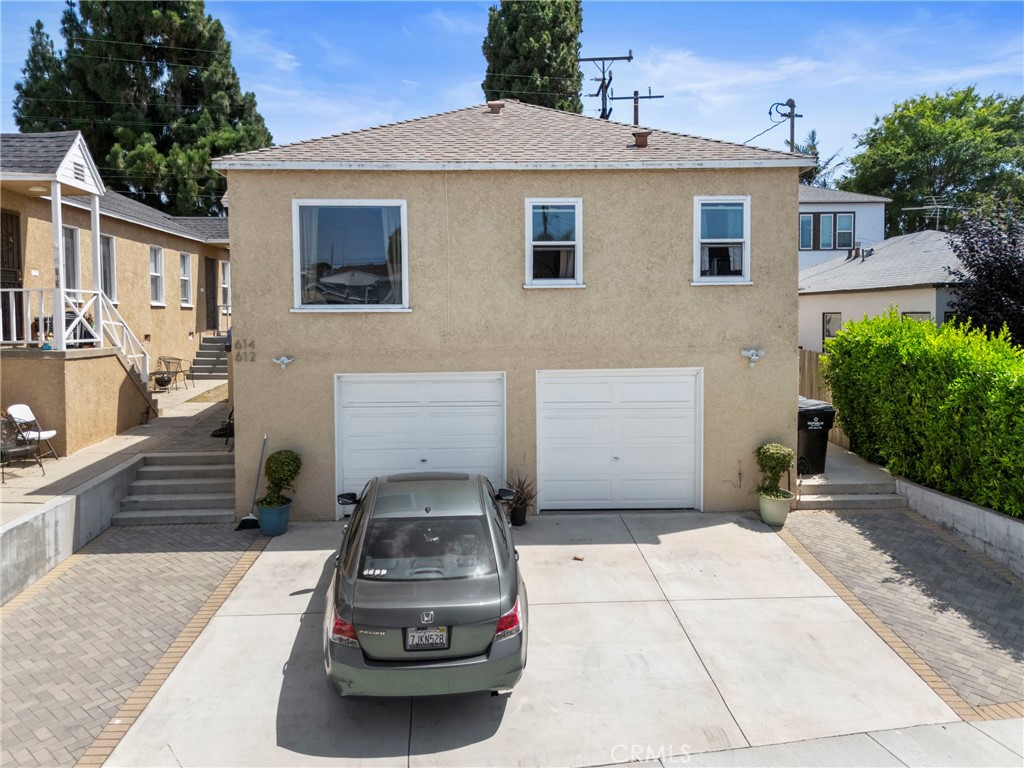 Great income property opportunity in North Inglewood. Live in one and rent the other. Great for ABB. Property is located near 405 & 105 freeways, LAX, SOFI STADIUM, INTUIT DOME, KIA FORM,YOUTUBE THEATER, SHOPPING, PARKS, BUSES AND MORE. Both units feature 2br/1ba. Each has their own garage. This is one of the fastest growing neighborhoods. Enjoy the low maintenance lot and relax with a peace of mind.