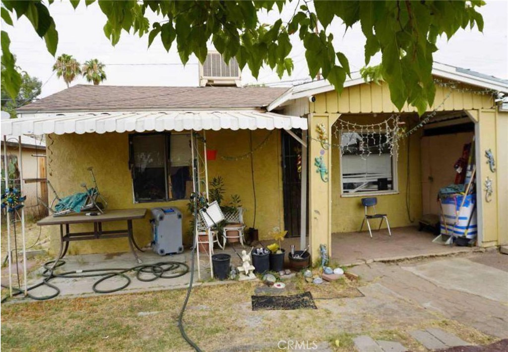 Great opportunity for a great investment! This SFR features: 2 Bedroom, 2 Baths, Living Room, Kitchen.