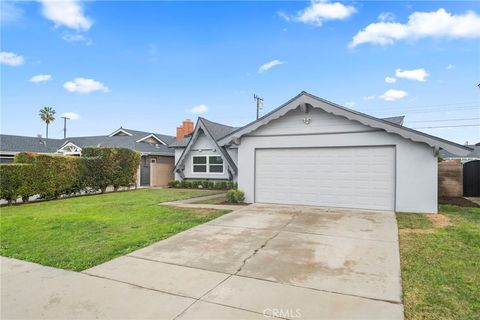 Photo of 17422 Meer Cir, Huntington Beach, CA 92647 (MLS # OC25275232)