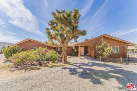 Photo of 7626 Hilton Avenue, Yucca Valley, CA 92284 (MLS # 26102252)
