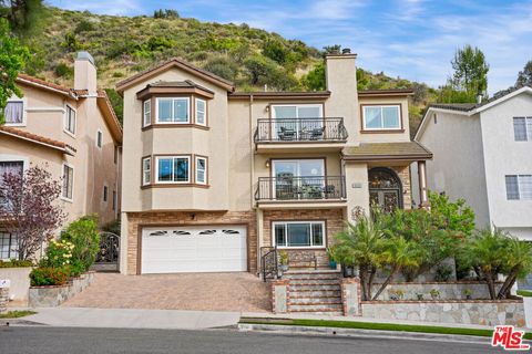 Photo of 515 S Via Montana, Burbank, CA 91501 (MLS # 26794673)