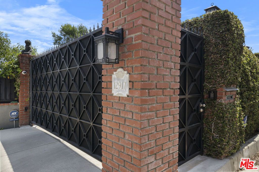 Photo of 12917 Galewood Street, Studio City, CA 91604 (MLS # 26633535)