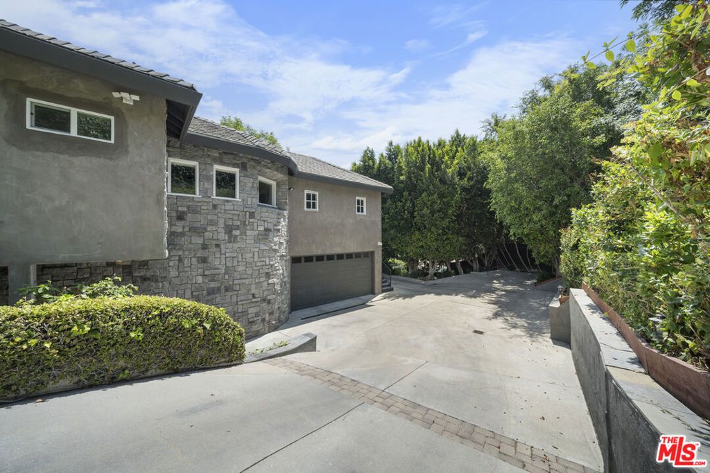Photo of 12917 Galewood Street, Studio City, CA 91604 (MLS # 26633535)