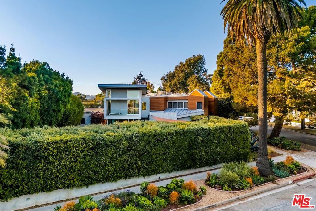 Photo of 831 Georgina Avenue, Santa Monica, CA 90402 (MLS # 25589375)