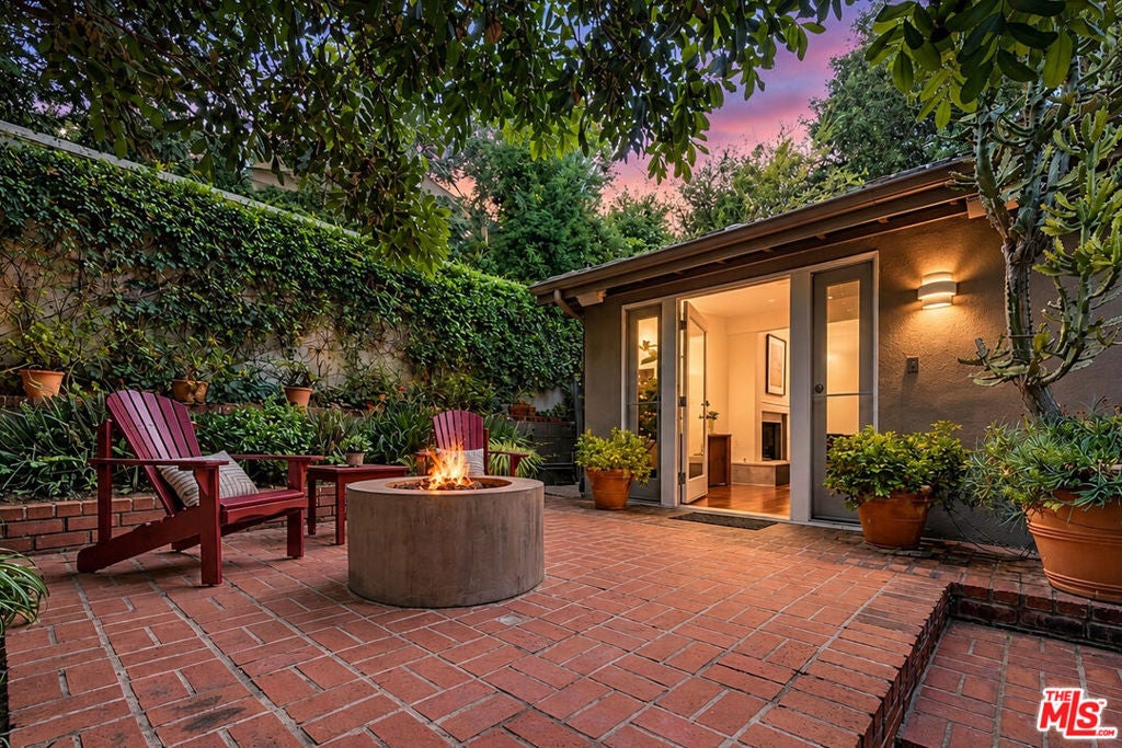 Photo of 8513 Walnut Drive, Los Angeles, CA 90046 (MLS # 26998609)