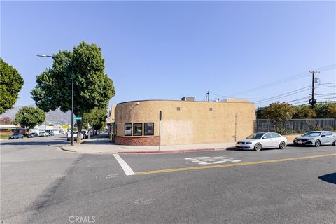 Photo of 1020 W Magnolia Boulevard, Burbank, CA 91506 (MLS # GD26062024)