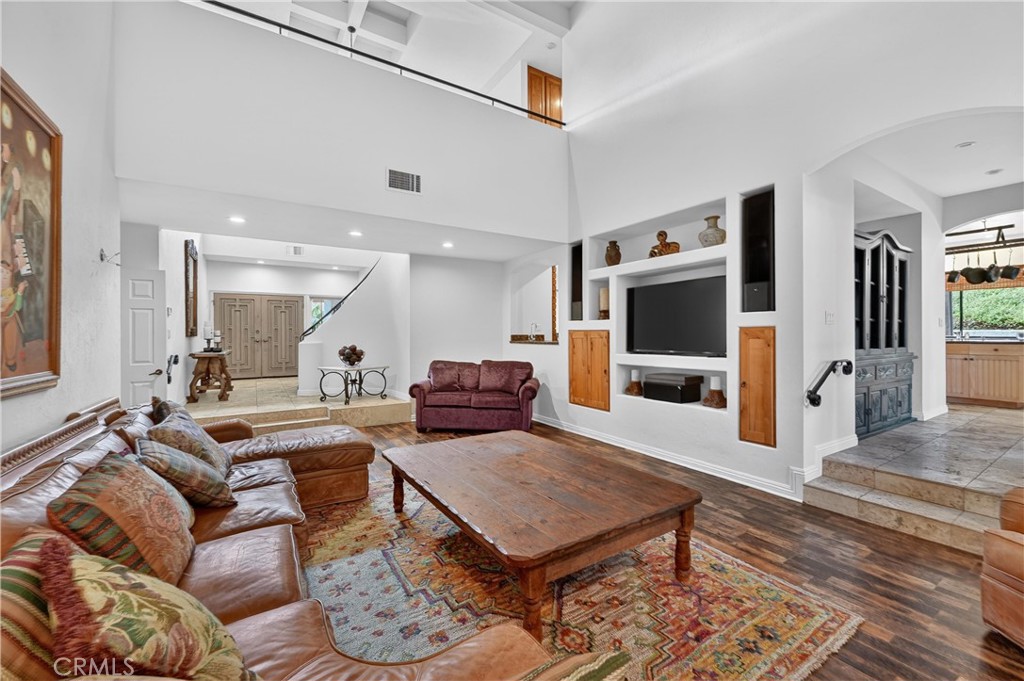 1128 N Avila