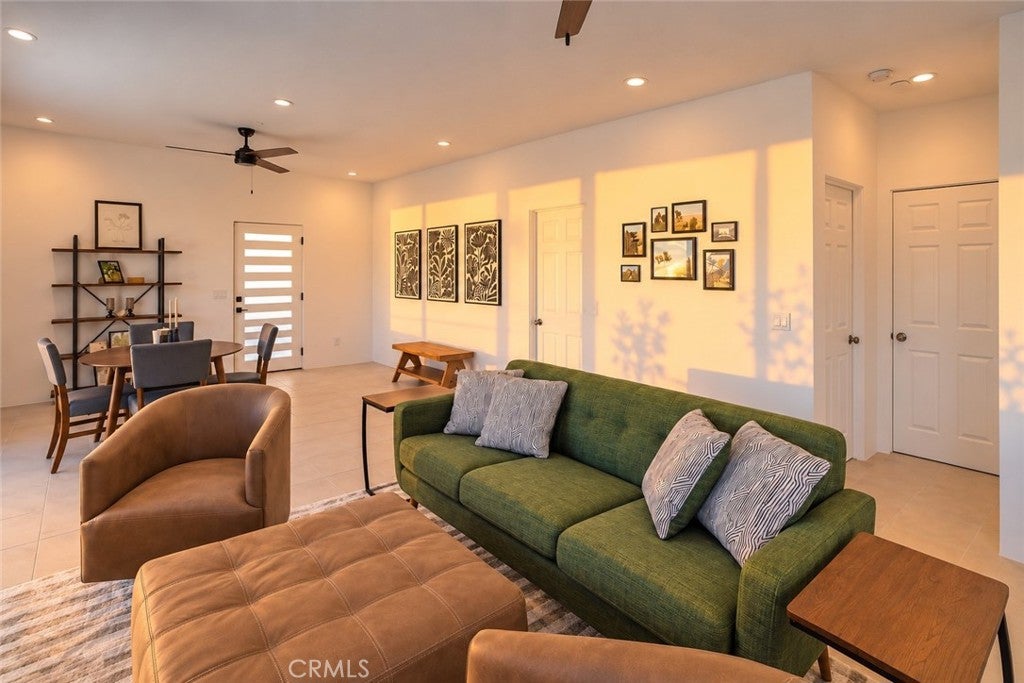 60194 La Mirada Trail