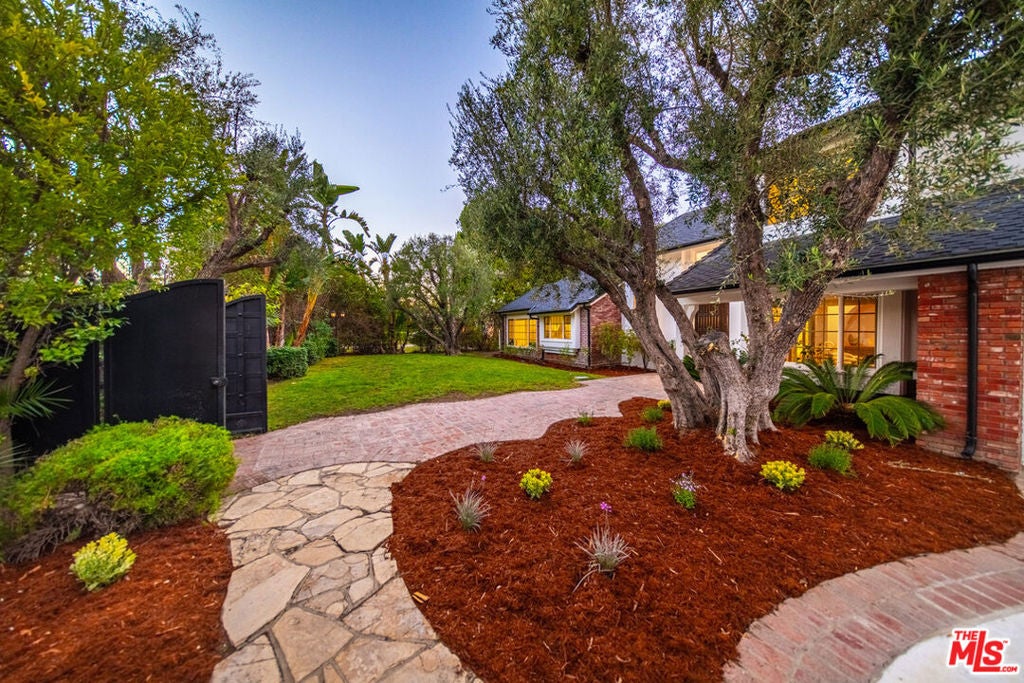 Photo of 17429 Tarzana Street, Encino, CA 91316 (MLS # 26102583)