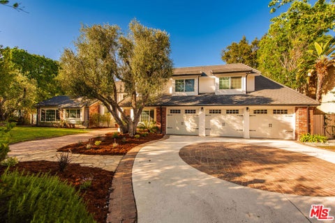 Photo of 17429 Tarzana Street, Encino, CA 91316 (MLS # 26102583)