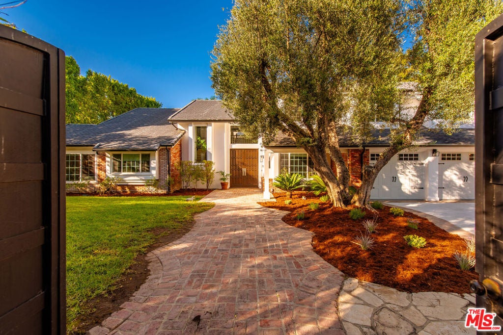 Photo of 17429 Tarzana Street, Encino, CA 91316 (MLS # 26102583)