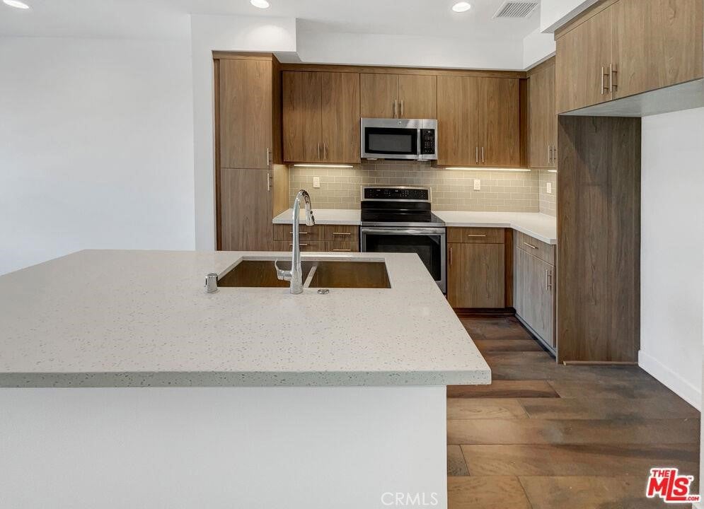 1014 Roble Place