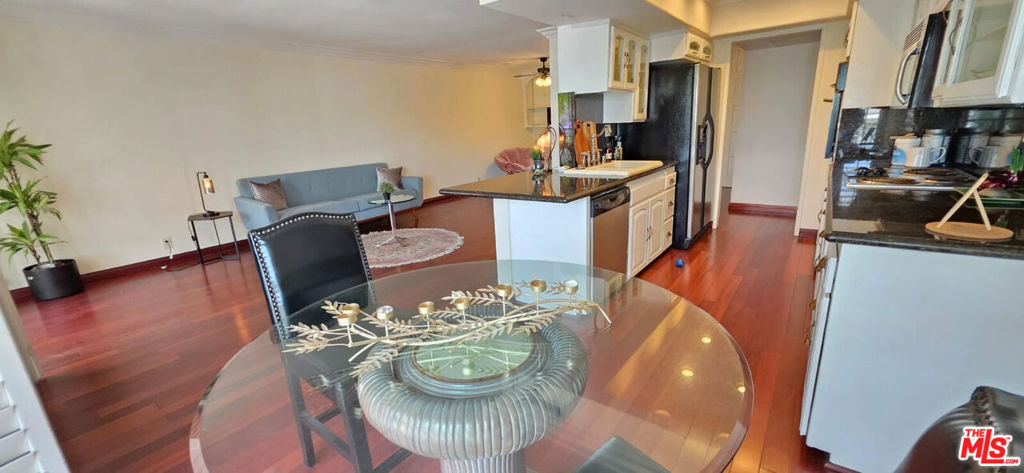 Large, beautifully updated one bedroom condo on highly coveted Montana Avenue in the heart of Brentwood. This unit features an open and spacious layout with an oversized living room and bonus den space. Den could be converted into a home office, formal dining area or used as additional space for entertaining! The kitchen. Ideally and conveniently located just a short walk away from amazing restaurants, coffee/tea shops, exclusive retail stores, Whole Foods, yoga/cycling, local farmers market and more on San Vicente Blvd. Be prepared to cherish this healthy and exclusive Brentwood lifestyle.