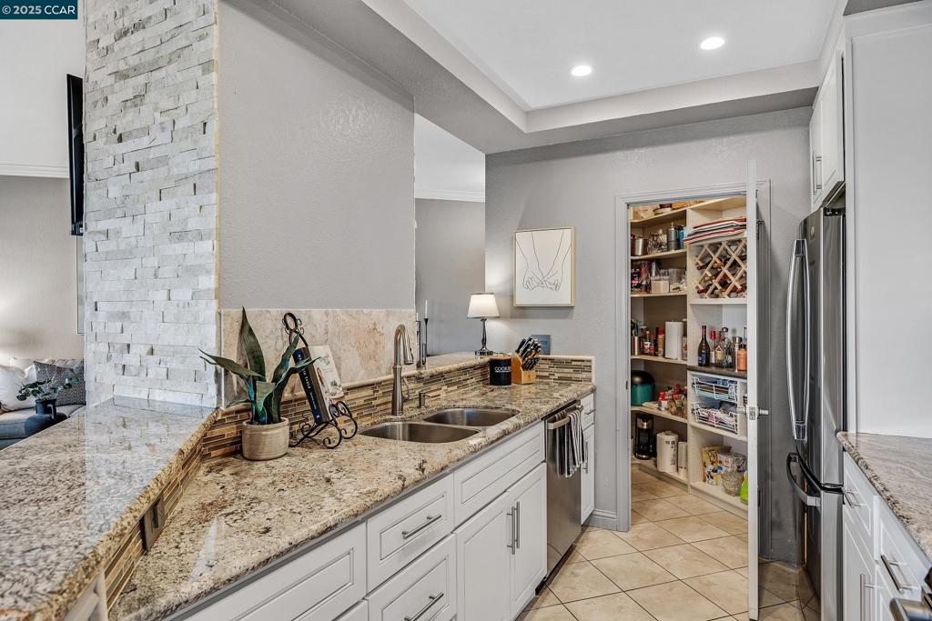 CANYON LAKES - Residential
