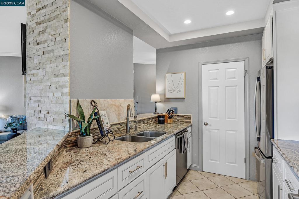 CANYON LAKES - Residential