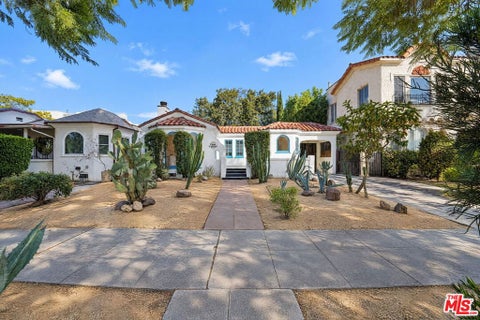 Photo of 2806 S Victoria Avenue, Los Angeles, CA 90016 (MLS # 26105187)