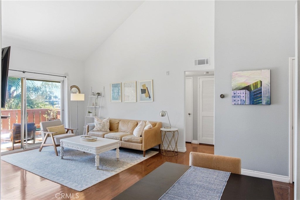 384 Redondo Avenue 401