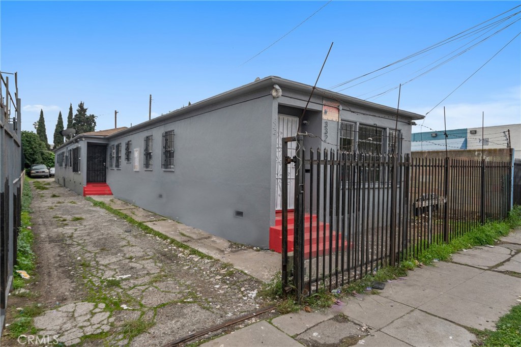 Excellent Investment Opportunity! Great Financials, Triplex in the city of LA, Great property to add to any portfolio. The property is separately metered for gas and electricity. Property is performing at market rents, GREAT FINANCIALS! Very convenient location near restaurants, stores, freeways, etc.