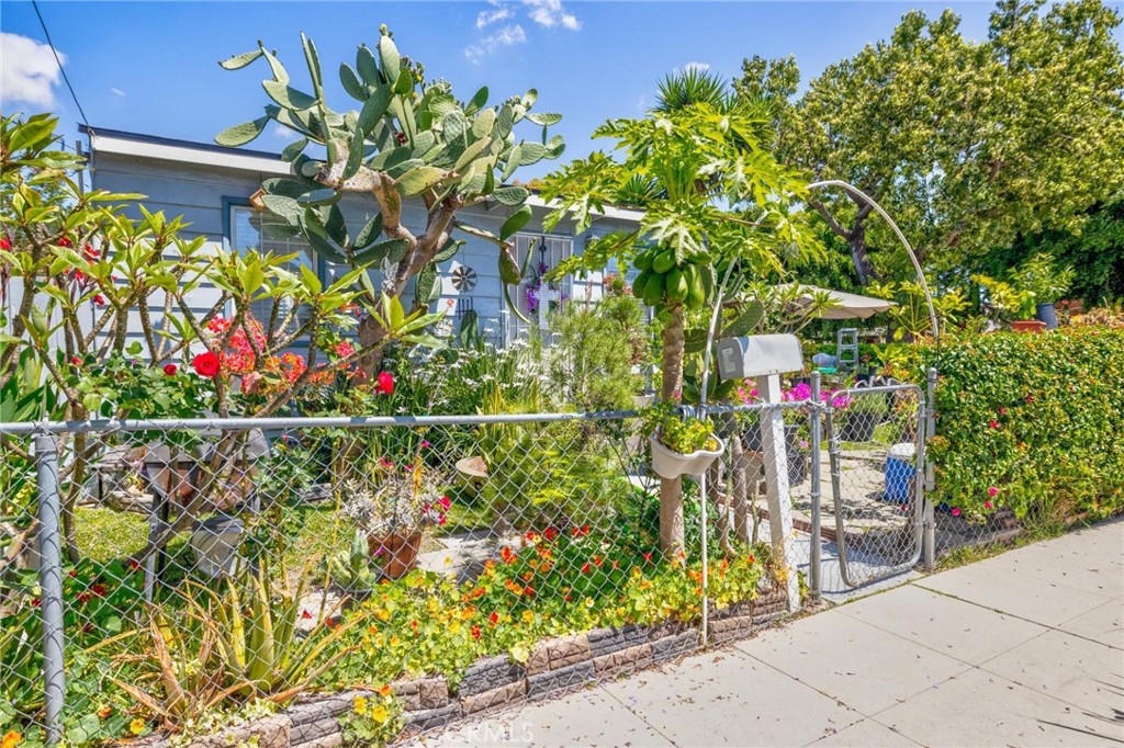 2931 E 65th