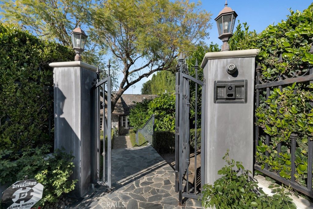 Photo of 12953 Greenleaf St, Studio City, CA 91604 (MLS # SR26044273)