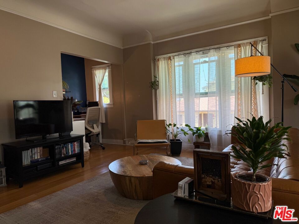 Spacious top floor apartment in Hip Echo Park location. Hardwood floors throughout and washer / dryer in unit. Parking for one vehicle is included.