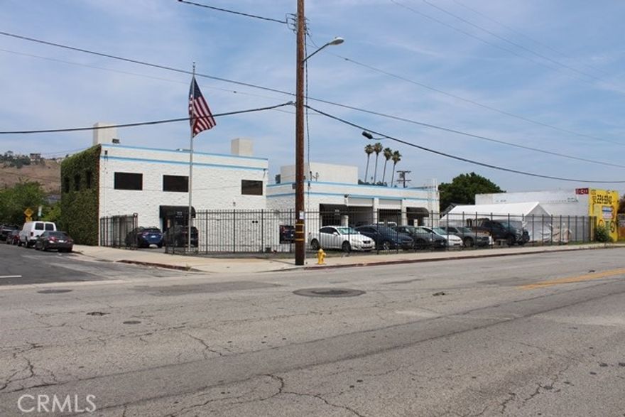 This is a rare freestanding, Glassell Park office/industrial building. The property is a
total of 7,634 square feet and consists of a 3,922 square foot, two-story office unit
(lower level could be converted to additional warehouse), and 3,712 square feet of
warehouse space. The parking is gated with great curb appeal. This building also has
tremendous access to the 5, 110 and 2 freeways.