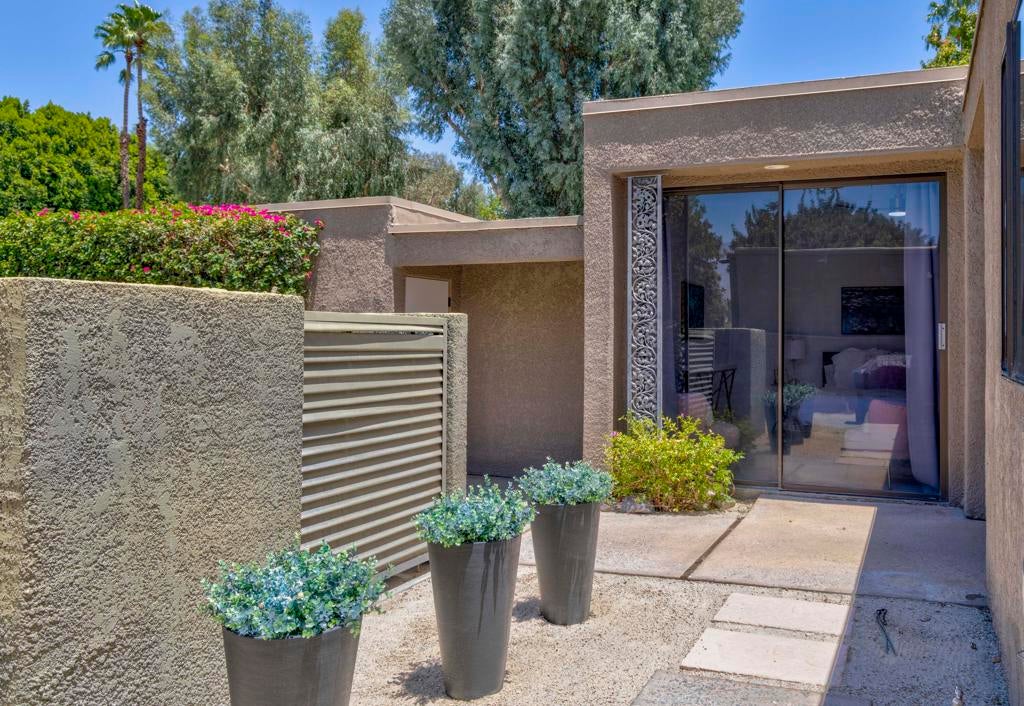 552 Desert West Drive