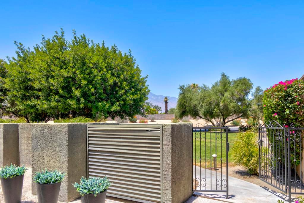 552 Desert West Drive