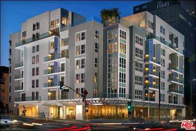 Located in Brentwood's BRAND NEW full service luxury rental community, this bright and open 2 BR x 2BA + DEN Penthouse (Unit #601) is available for move in now. The stunning interior includes distressed plank floors, Caesar stone counters, Carrera marble backsplash, top of the line stainless steel Bosch appliance package and lavish marble detail in the bathroom with a deep soaking tub. The community includes 24hr Valet, on-site concierge, rooftop Sky Lounge with Jacuzzi and grilling pavilion, fitness studio, on-site restaurant and more! Currently showing by appointment only and scheduling exclusive tours.