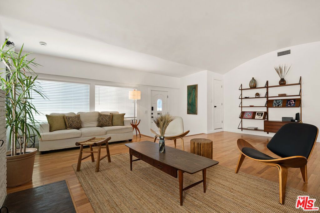 Photo of 7459 Rosewood Avenue, Los Angeles, CA 90036 (MLS # 25574725)