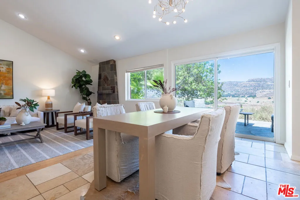 West Hills, California 91304, United States, 3 Bedrooms Bedrooms, ,2 BathroomsBathrooms,Residential,Pending,188792