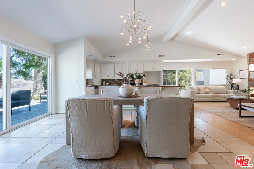 West Hills, California 91304, United States, 3 Bedrooms Bedrooms, ,2 BathroomsBathrooms,Residential,Pending,188792