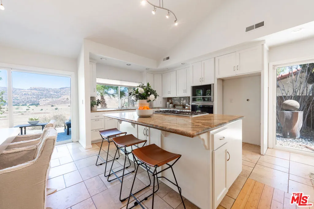 West Hills, California 91304, United States, 3 Bedrooms Bedrooms, ,2 BathroomsBathrooms,Residential,Pending,188792