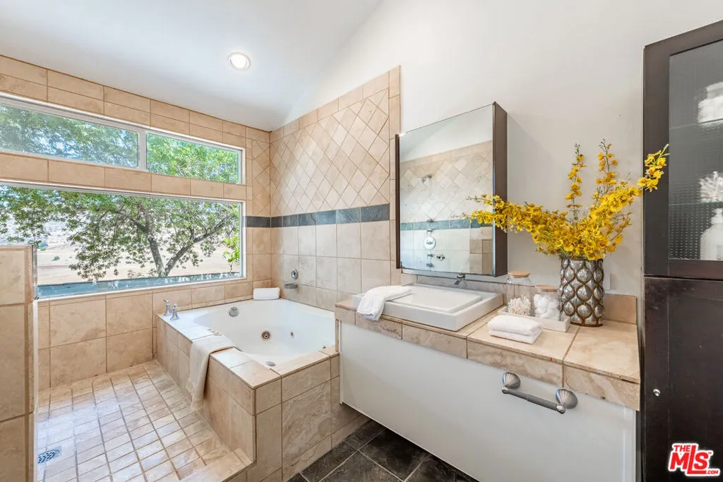 West Hills, California 91304, United States, 3 Bedrooms Bedrooms, ,2 BathroomsBathrooms,Residential,Pending,188792