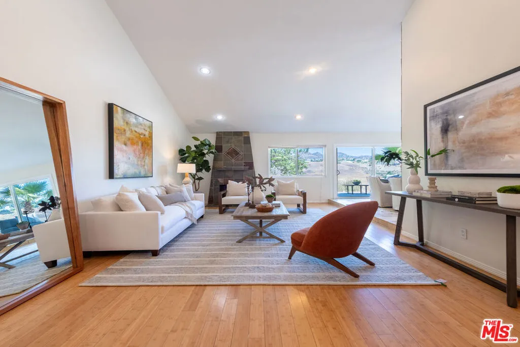 West Hills, California 91304, United States, 3 Bedrooms Bedrooms, ,2 BathroomsBathrooms,Residential,Pending,188792