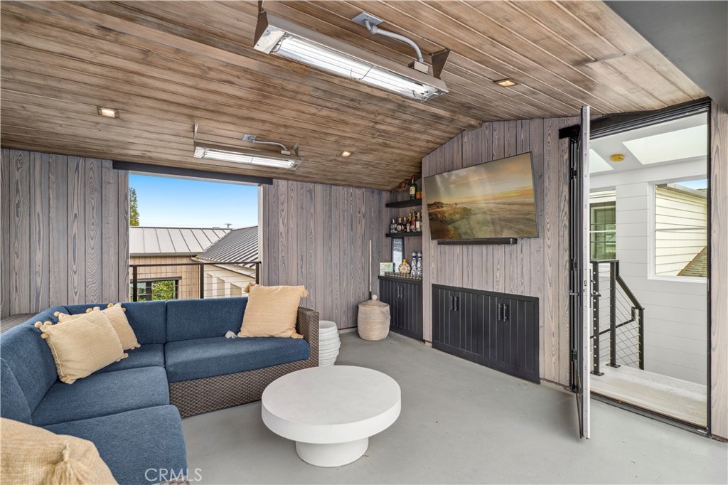 Corona del Mar North of PCH (CNHW) - Residential