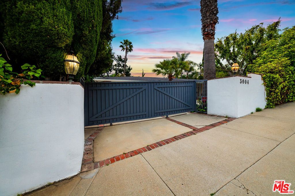 Photo of 3004 Laurel Canyon Boulevard, Studio City, CA 91604 (MLS # 26636473)