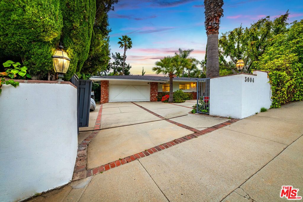Photo of 3004 Laurel Canyon Boulevard, Studio City, CA 91604 (MLS # 26636473)