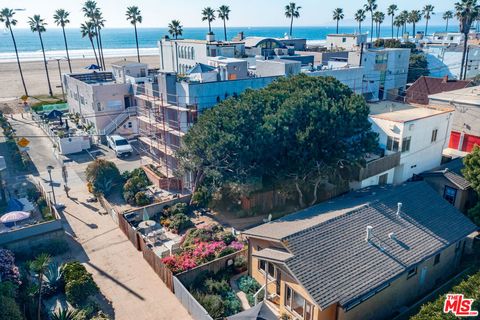 Photo of 15 29th Avenue, Venice, CA 90291 (MLS # 26647667)