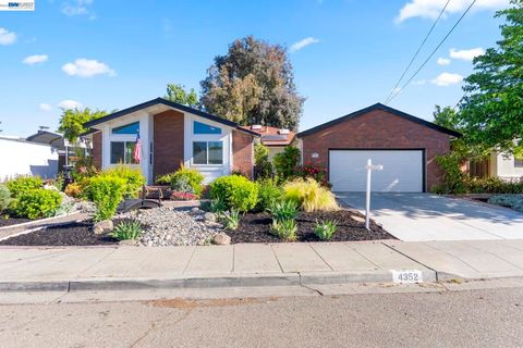 Photo of 4352 DAVIS WAY Way, Livermore, CA 94550 (MLS # 41129625)