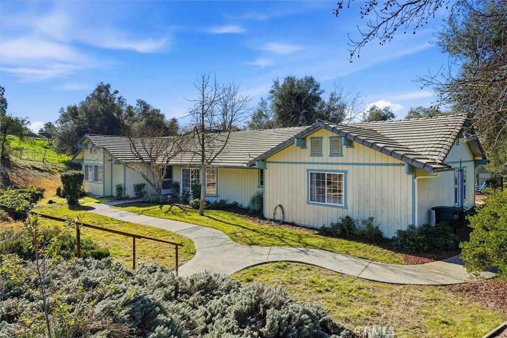 Photo of 42406 Windy Gap Dr, Ahwahnee, CA 93601 (MLS # FR26026409)