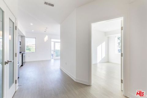Photo of 843 Wilcox Avenue #201, Los Angeles, CA 90038 (MLS # 25592761) Photo of 843 Wilcox Avenue #201, Los Angeles, CA 90038 (MLS # 25592761)