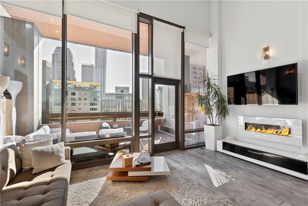 Photo of 1100 Wilshire Boulevard #1707, Los Angeles, CA 90017 (MLS # GD26072068)