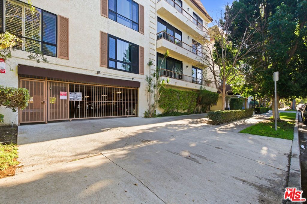 Photo of 4454 Ventura Canyon Avenue #105, Sherman Oaks, CA 91423 (MLS # 26632277)